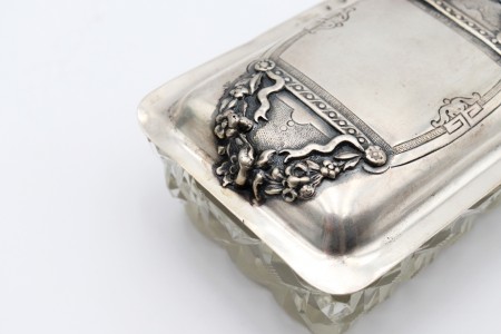 Saboneteira em vidro lapidado com tampa amovível em prata com alto relevo.