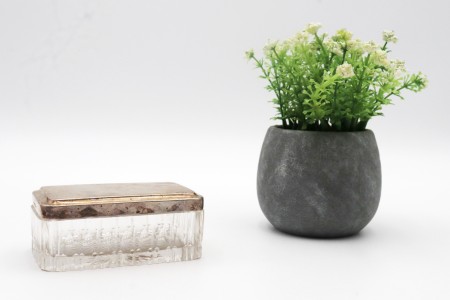 Saboneteira em vidro lapidado com tampa amovível em prata lisa