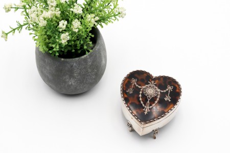 Caixa em prata em forma de coração com aplicação de tartaruga na tampa, interior forrado e assente em quatro pés alteados