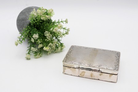 Caixa guarda jóias em prata fosca com gravados na tampa basculante