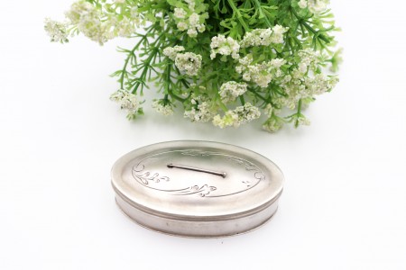 Caixa de prata para alfinetes em forma elíptica e com gravados na tampa