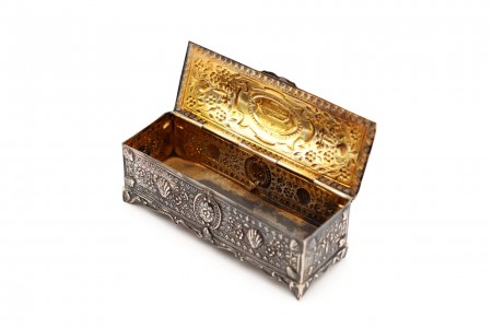 Caixa em prata martelada com elementos vegetalistas e marítimos 