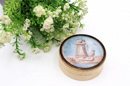 Caixa circular de marfim com aro em prata envolvendo pintura bucólica