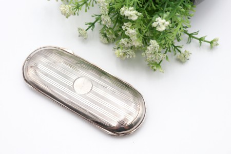 Caixa para óculos em prata guilhochada e cartela para monograma