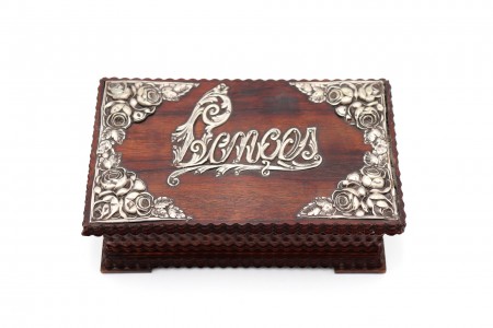 Caixa para lenços em pau santo e aplicações de prata na tampa basculante