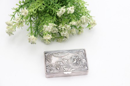Caixa de prata para rosários com motivos vegetalistas em alto relevo na tampa 