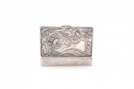 Caixa de prata para rosários com motivos vegetalistas em alto relevo na tampa 