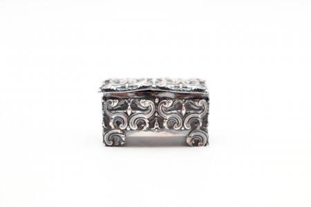 Caixa de prata profusamente relevada e com interior forrado