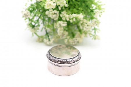 Caixa de prata circular com friso relevado na tampa amovível