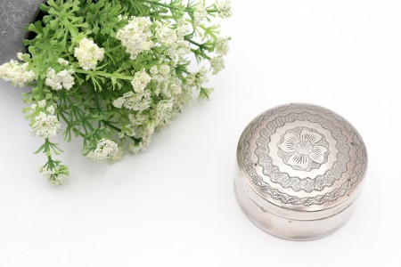 Caixa de prata com gravados florais e padrões geométricos na tampa