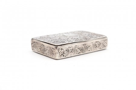 Caixa de prata rectangular com folhas de acanto e uvas em alto relevo