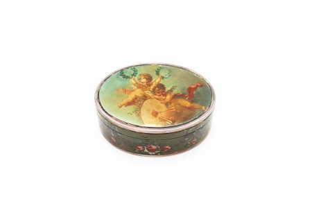 Caixa em prata com pinturas de querubins e flores com interior dourado