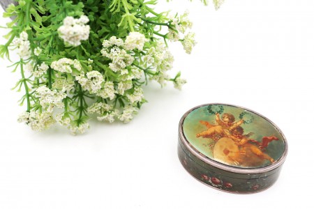 Caixa em prata com pinturas de querubins e flores com interior dourado