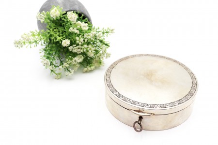 Guarda jóias em prata lisa com friso gravado na tampa e interior forrado 