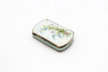 Caixa em prata com pintura floral esmaltada na tampa e interior dourado