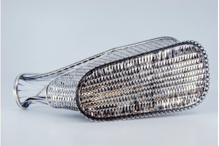 Cesto em prata para garrafa com frisos e assente sobre base em forma de argolas.