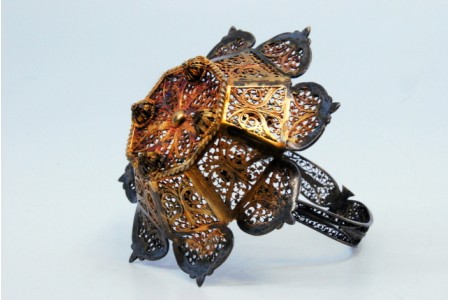 Cesto em prata de filigrana esmaltada com frase "BEM HAJA" em azul e com cruz da ordem de Cristo na pega.