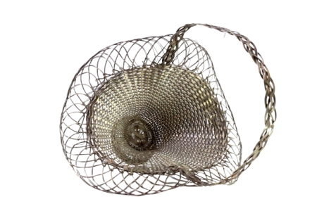 Cesto em prata em fio aramado com pega.