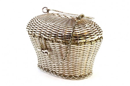  Cesto em prata com pega e fecho corrediço.