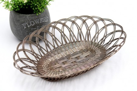 Cesto em fio de prata ao estilo de verga com frisos e formato elíptico.