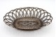 Cesto em fio de prata ao estilo de verga com frisos e formato elíptico.