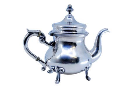 Cafeteira em prata lisa com quatro pés revelados, tampa com pomo e assente sobre quatro pés.