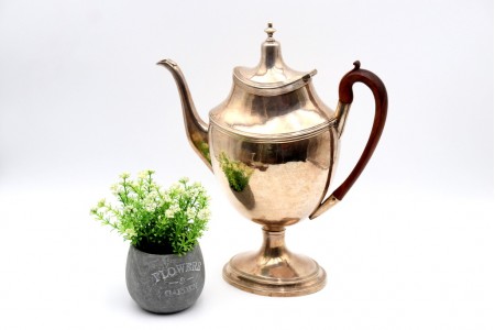  Cafeteira em prata com frisos e pega em madeira de castanho