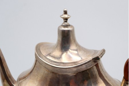  Cafeteira em prata com frisos e pega em madeira de castanho