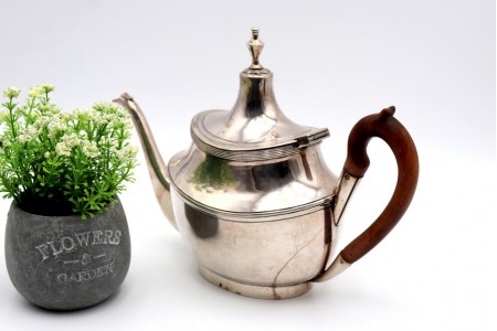 Cafeteira em prata com frisos e pega em madeira de castanho com pomo na tampa