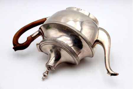 Cafeteira em prata com frisos e pega em madeira de castanho com pomo na tampa