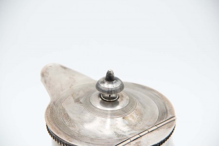 Cafeteira de prata relevada