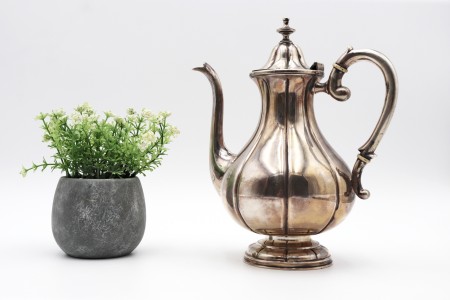 Cafeteira em prata canelada com pomo na tampa basculante