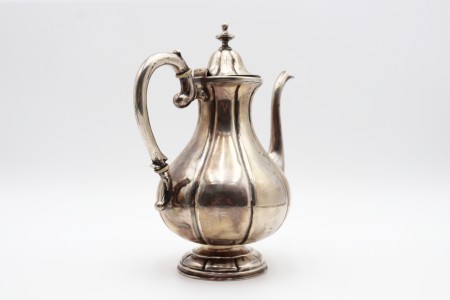 Cafeteira em prata canelada com pomo na tampa basculante