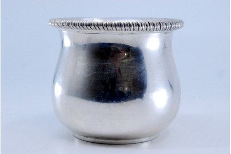  Pote em prata lisa e rebordada.