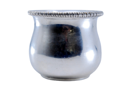  Pote em prata lisa e rebordada.