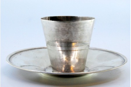  Conjunto de cálice e pires em prata lisa com rebordo no pires.