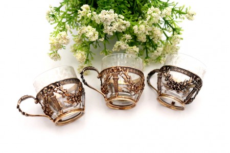 Conjunto de três cálices pequenos em vidro lapidado a ácido prata com aplicações em prata recortada e motivos florais relevados