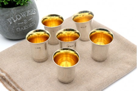 Conjunto de seis cálices de prata para licor com interiores em dourado.