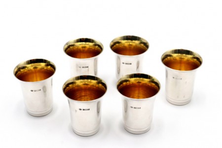 Conjunto de seis cálices de prata para licor com interiores em dourado.