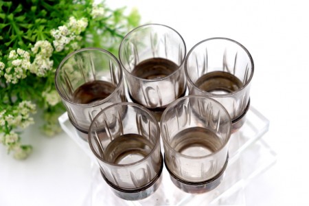 Conjunto de cinco cálices para licor em vidro com bases em prata com frisos