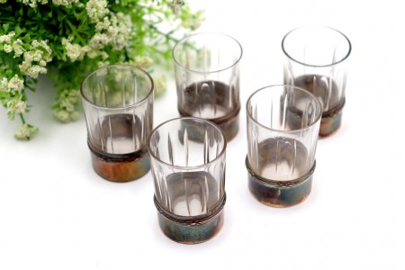 Conjunto de cinco cálices para licor em vidro com bases em prata com frisos