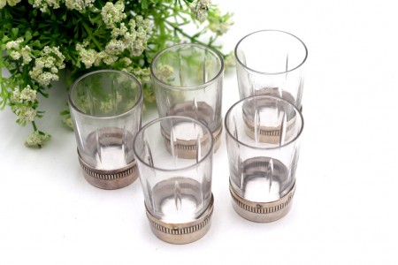 Conjunto de cinco cálices para licor em vidro com bases em prata com frisos