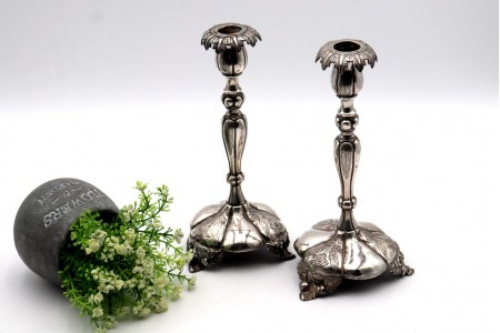 Castiçais em prata com fustes torneados e motivos florais gravados com assente e