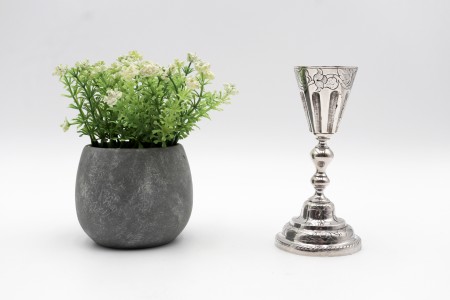 Cálice em prata canelada com motivos florais gravados no topo e na base 