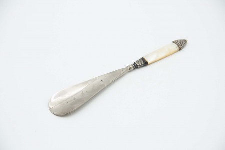  Calçadeira em metal com aplicações de prata