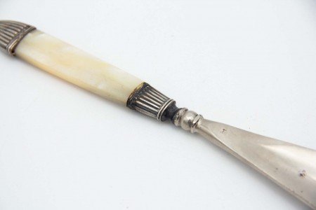  Calçadeira em metal com aplicações de prata