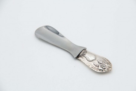 Calçadeira com cabo coberto a prata relevada