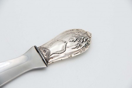 Calçadeira com cabo coberto a prata relevada