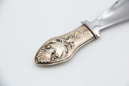 Calçadeira com cabo revestido a prata relevada