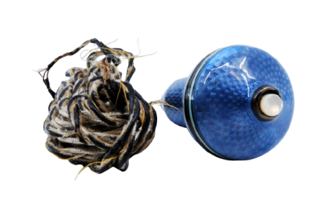 Campainha em prata para abertura de porta com decoração guilhochada e esmaltada a azul ao estilo Fabergé, Séc. XIX/XX.